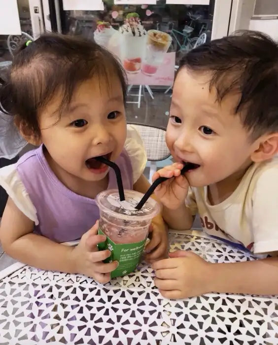 아이들이 빨대를 이용해 음료를 마시는 모습