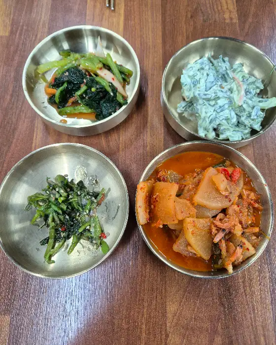 정갈하게 담긴 밑반찬들