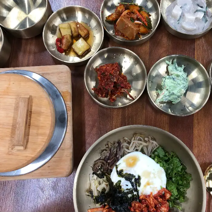 바지락 비빔밥과 여러 밑반찬