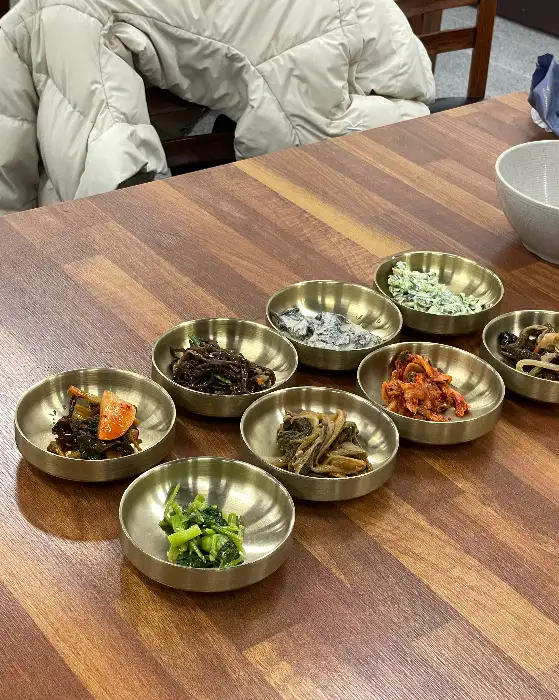 다양한 밑반찬들이 정갈하게 담긴 모습