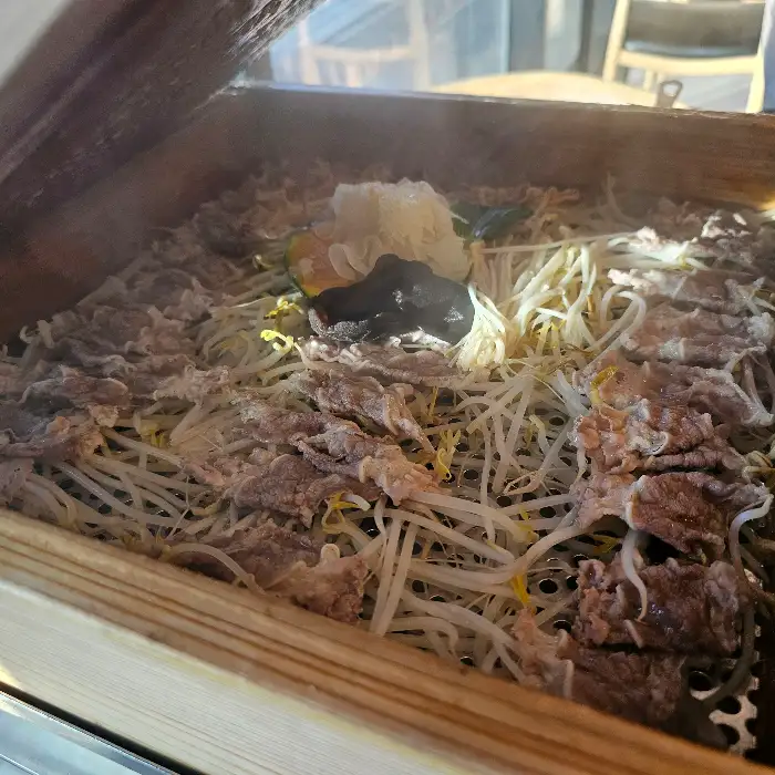 푸짐하게 담긴 편백찜 재료