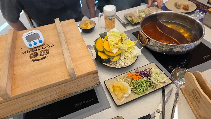 편백찜 뚜껑 위에 타이머가 놓여진 모습
