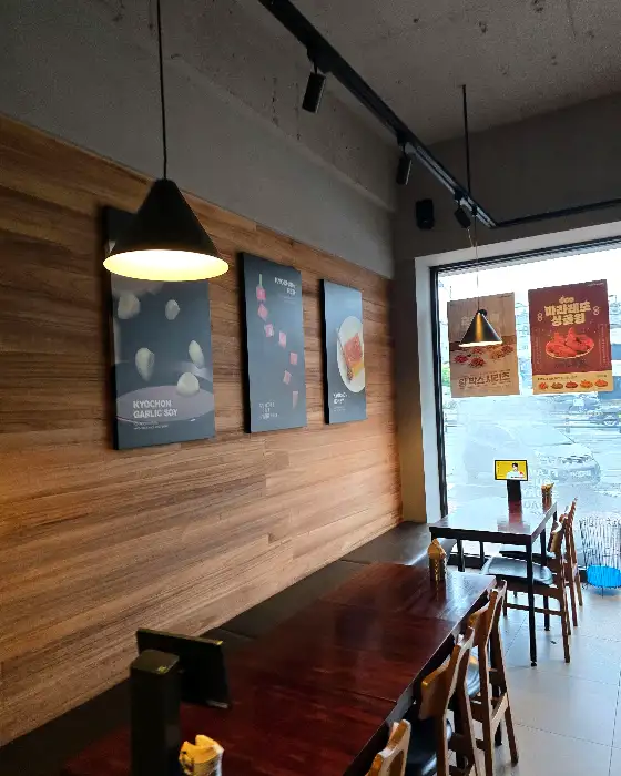 완도 교촌치킨 내부 벽면과 조명