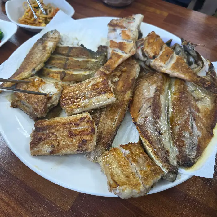 잘 구워진 생선구이 모습
