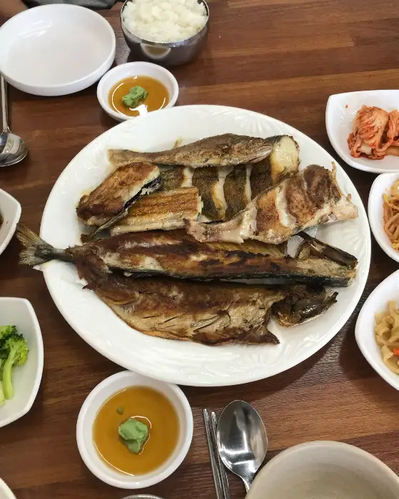 테이블에 차려진 음식 사진