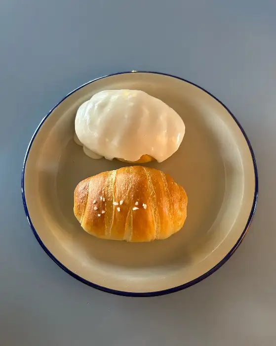 크림이 덮인 빵과 소금빵