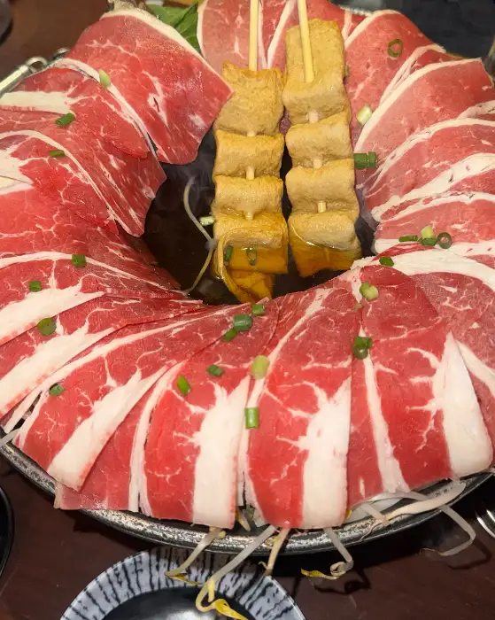 시선, 육수와 함께 나온 신선한 소고기 및 어묵 꼬치