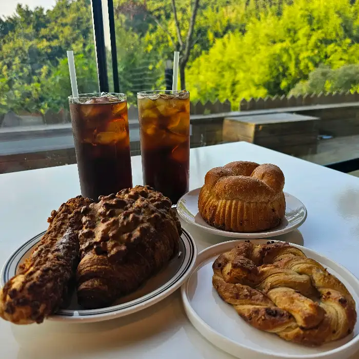 진열된 빵과 음료 사진