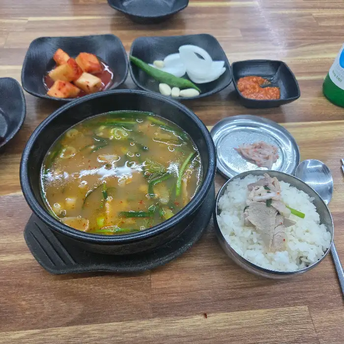 돼지국밥과 밥, 반찬 샷
