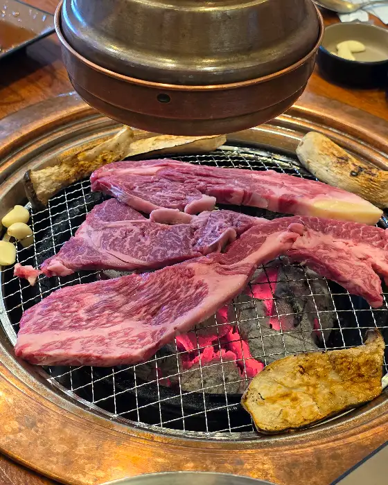 숯불 위에서 구워지는 신선한 소고기.