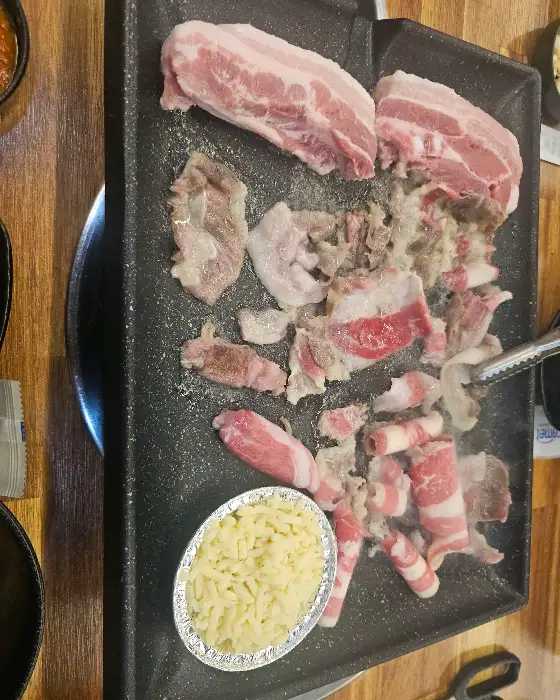 불판 위에 구워지는 다양한 고기