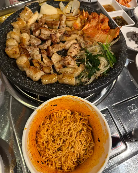 특공대곱창 구워진 곱창과 대창
