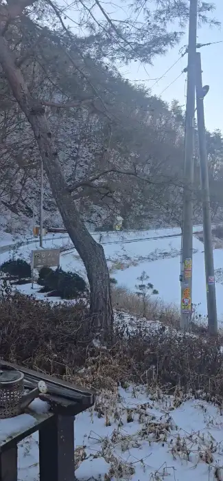 겨울 풍경의 텐트 외부 모습