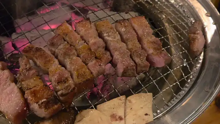 숯불 위에서 맛있게 익어가는 삼겹살