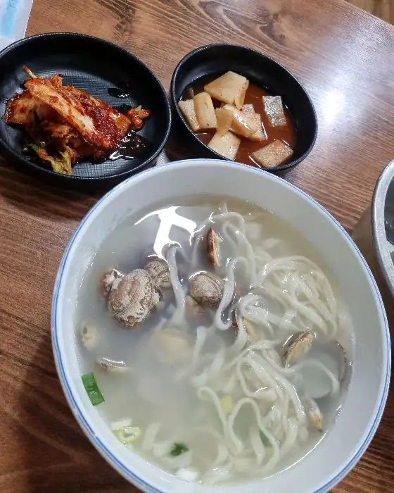 바지락 무침과 겉절이 김치