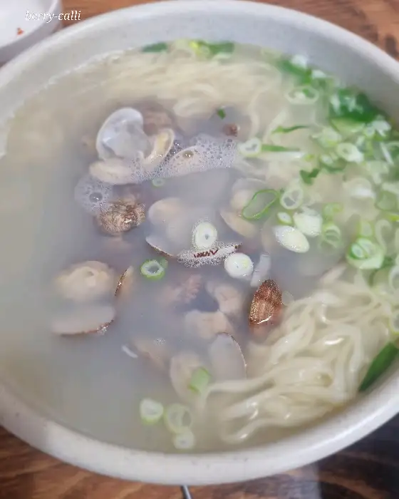 바지락 칼국수 근접 촬영