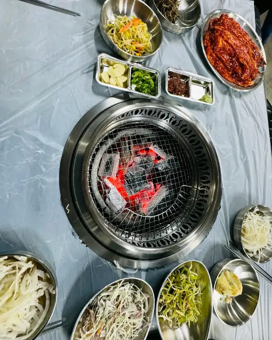 숯불 위에 올려진 신선한 고기