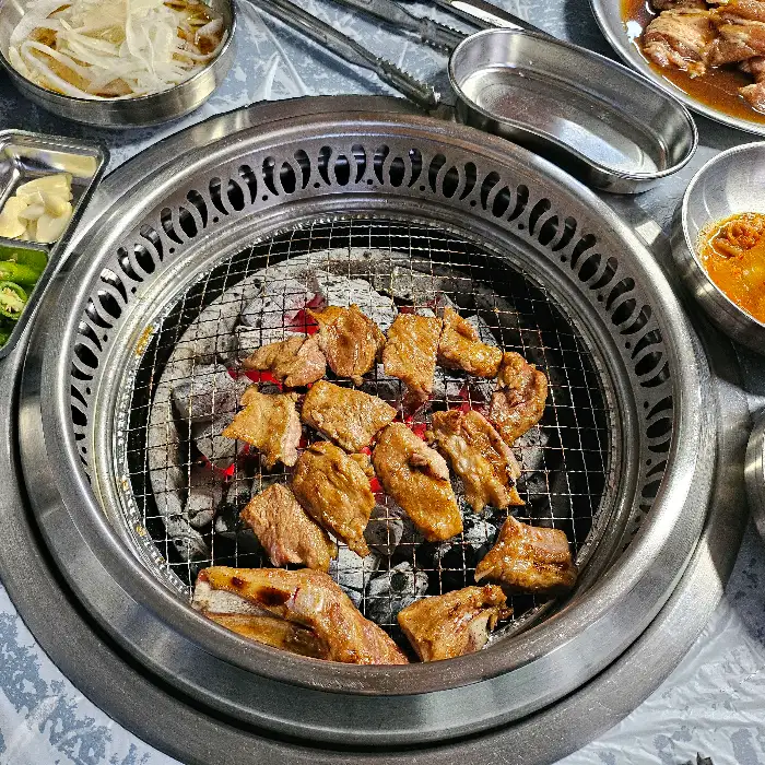 다양한 쌈 채소와 함께 즐기는 고기