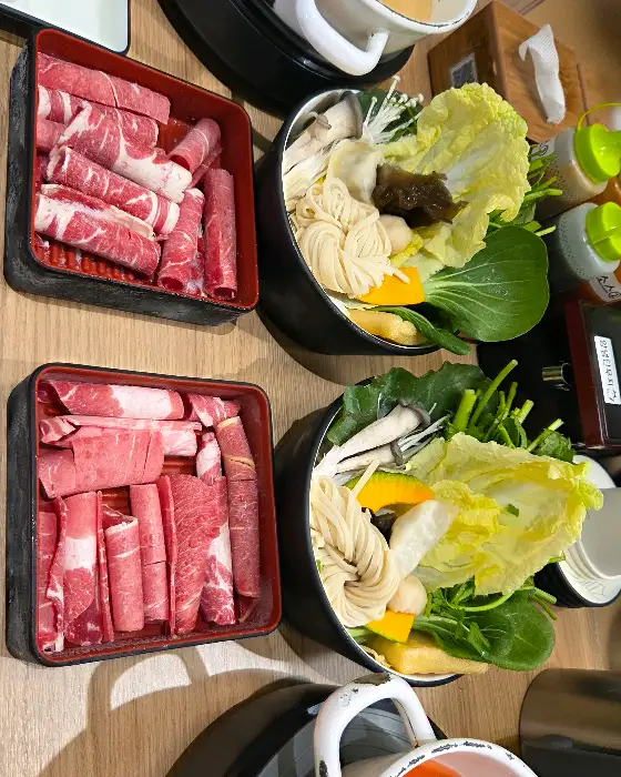 냄비에 담긴 푸짐한 샤브샤브 재료