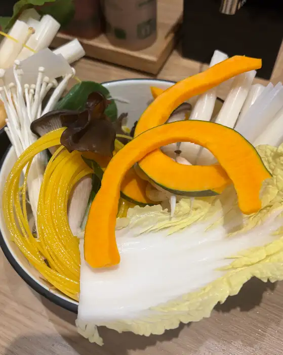 다양한 채소가 담긴 볼