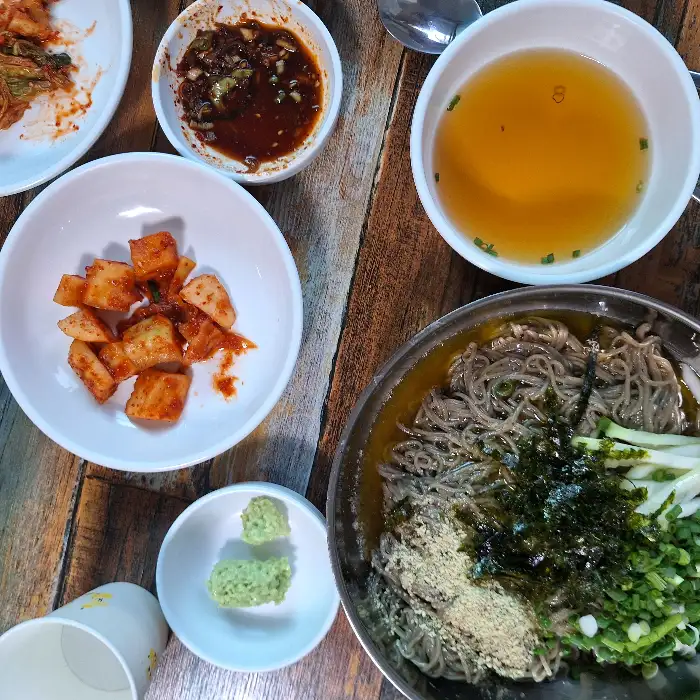 푸짐한 해물파전과 곁들임 메뉴들
