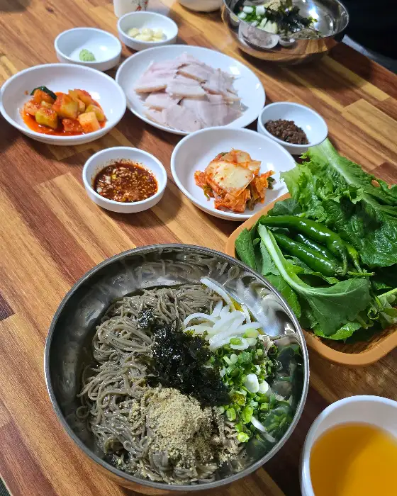다양한 메뉴가 차려진 테이블 상차림