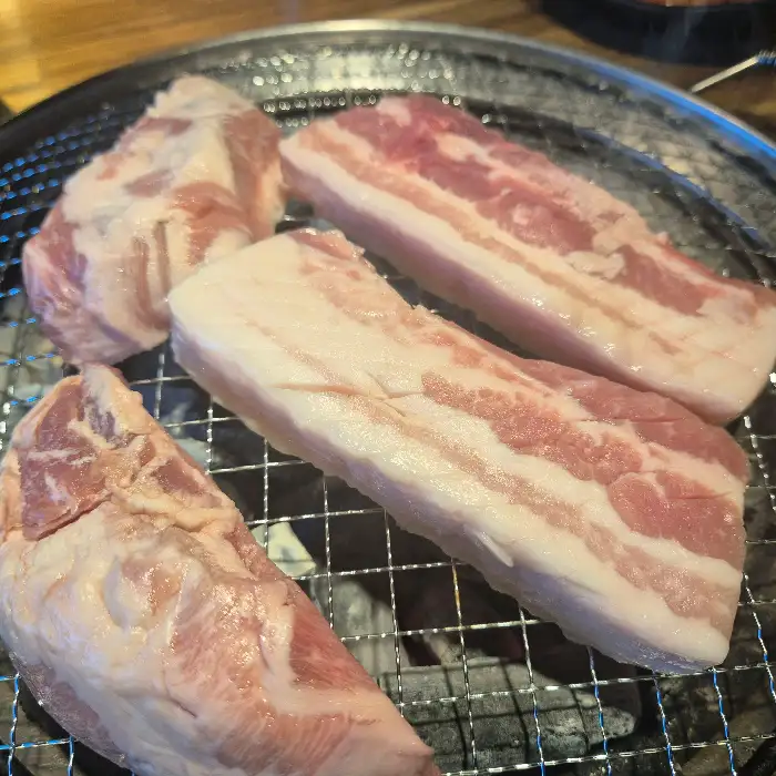 불판 위 고기