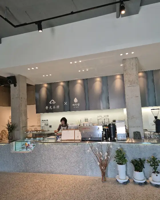 카페 내부 카운터와 바리스타의 모습