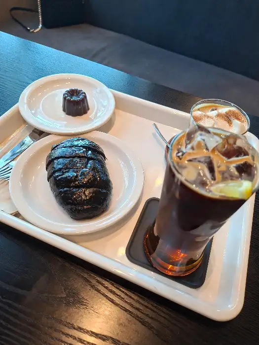 진한 커피와 검은색의 디저트, 그리고 작은 앙증맞은 디저트