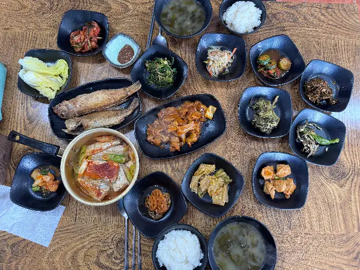 다양한 나물 반찬과 메인 요리