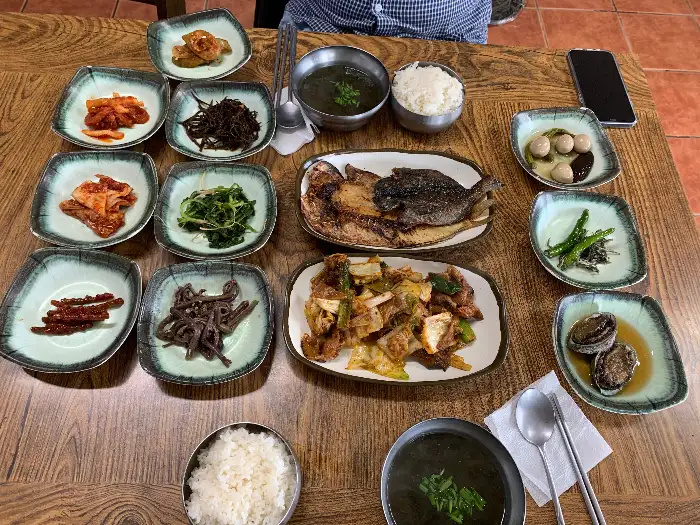 보람식당의 갓 지은 밥과 국