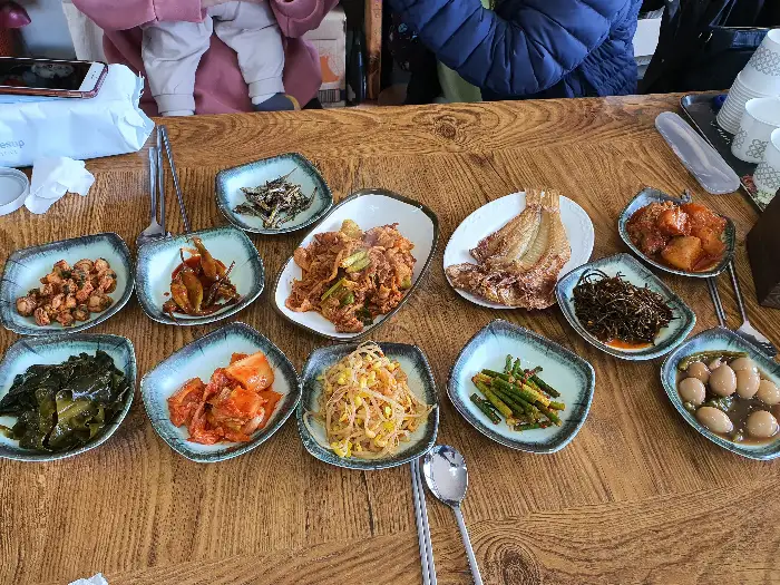 다양한 밑반찬들 클로즈업