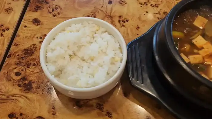 찰옥수수가 섞인 밥과 된장찌개의 모습