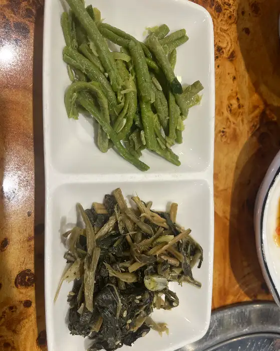 다양한 나물 반찬이 담긴 접시