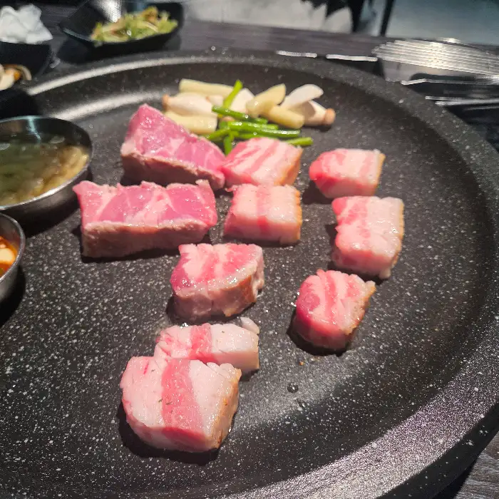 불판 위에 올려질 신선한 삼겹살