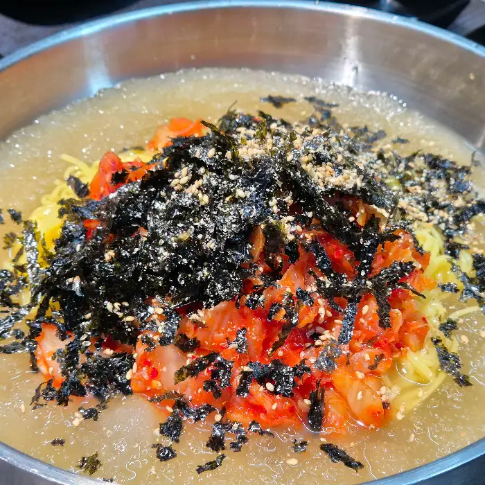 푸짐한 김치말이 국수