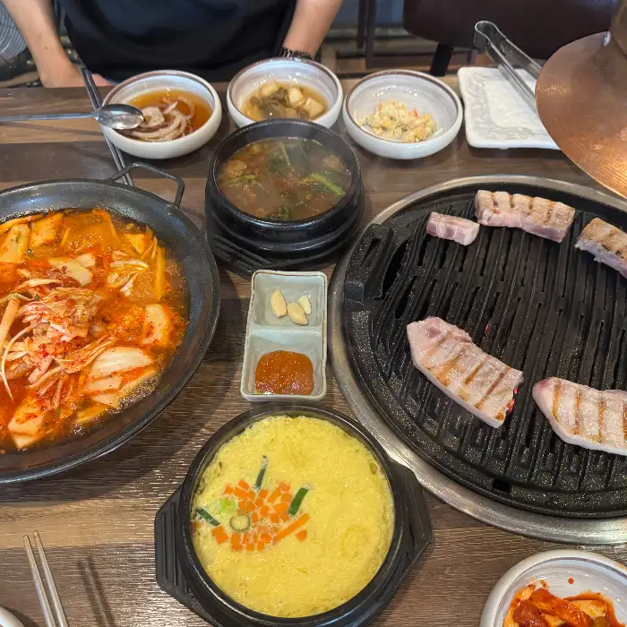 김치찌개, 계란찜, 고기 등 다양한 메뉴