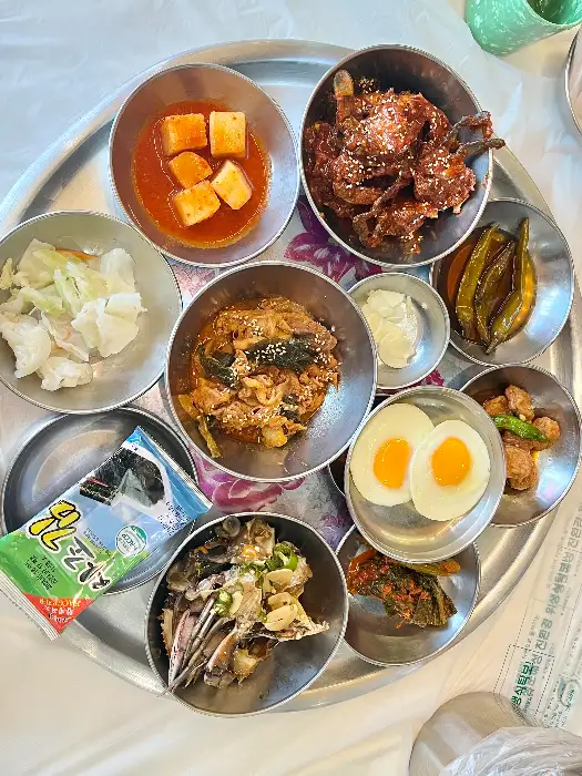 다양한 해산물과 반찬이 보기 좋게 담긴 원형 쟁반