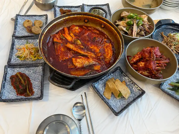 넓은 팬에 담겨 나온 먹음직스러운 갈치조림