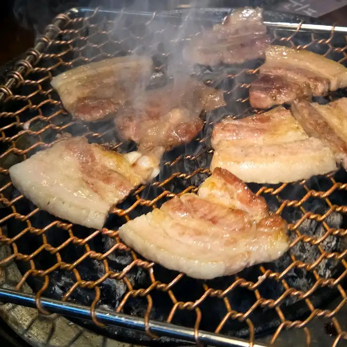 숯불 위에서 구워지는 돼지갈비