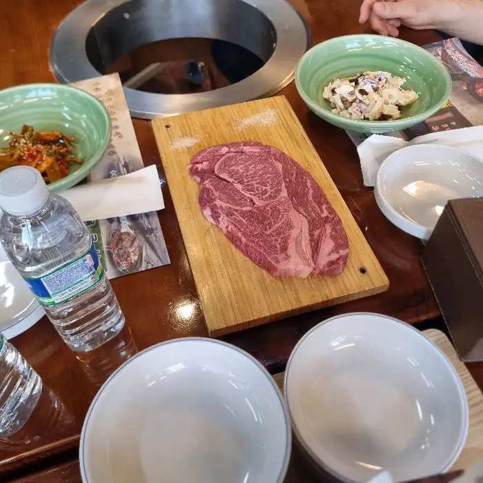 잘 양념된 돼지갈비 덩어리