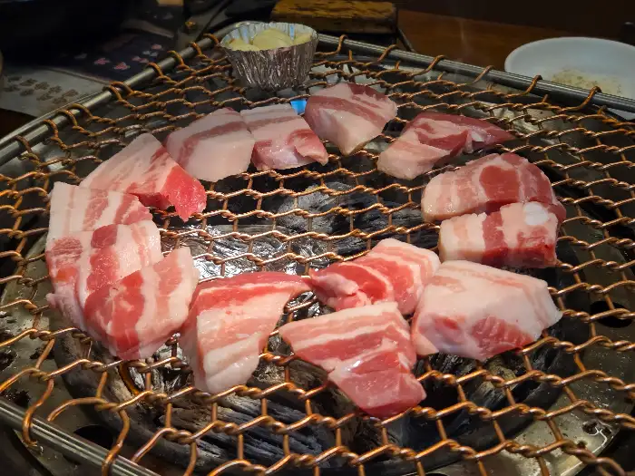 불판 위에서 익어가는 삼겹살