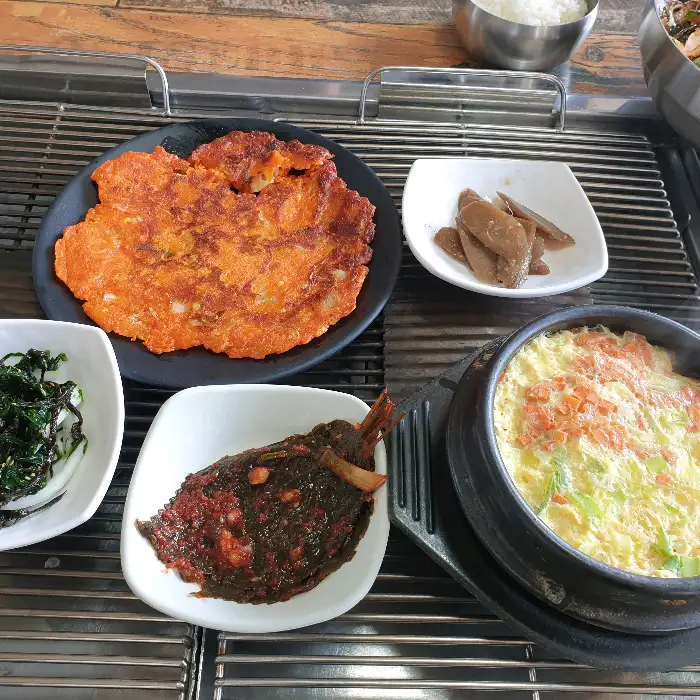 김치전, 계란찜 등 푸짐하게 차려진 기본 반찬