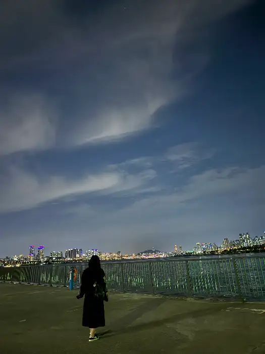 저녁 노을과 함께 반짝이는 부산 송도 해수욕장 야경