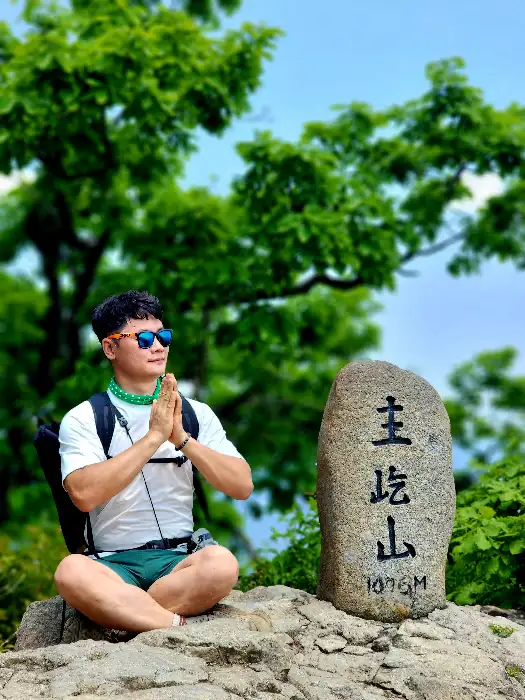 산 정상에서 명상하는 듯한 모습