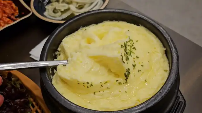 매콤해 보이는 불족발과 촉촉한 계란찜