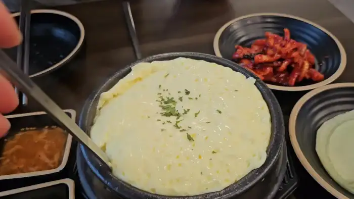 김이 모락모락 나는 부드러운 계란찜
