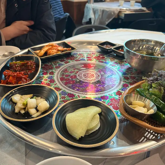 다양한 곁들임 반찬과 막국수