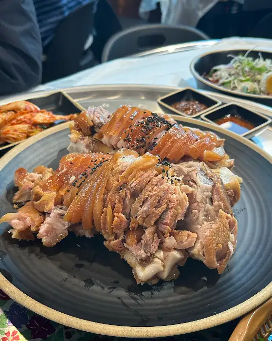 먹음직스럽게 차려진 족발 한상차림