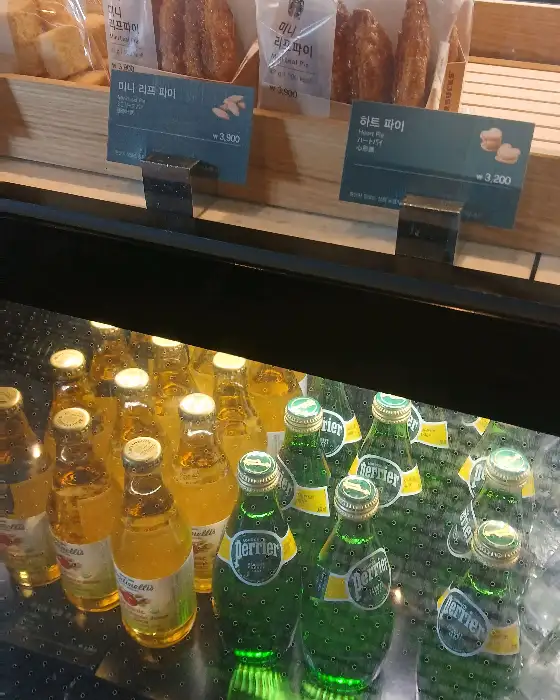 겹겹이 쌓인 부드러운 케이크 시트와 크림